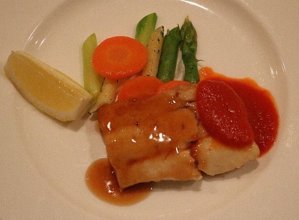 魚料理「真鯛のポワレ ピュレグミグレープソース」