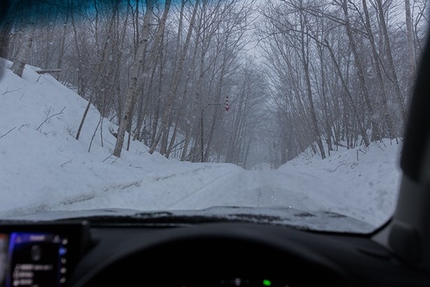車内から見える雪景色。凍った路面でも力強く進むLX