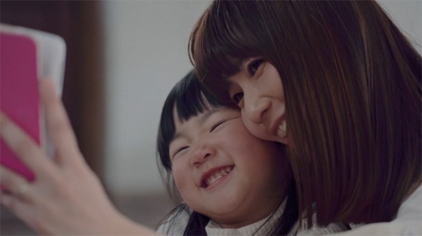 ほおずりによる子どもの嬉しそうな表情も印象的