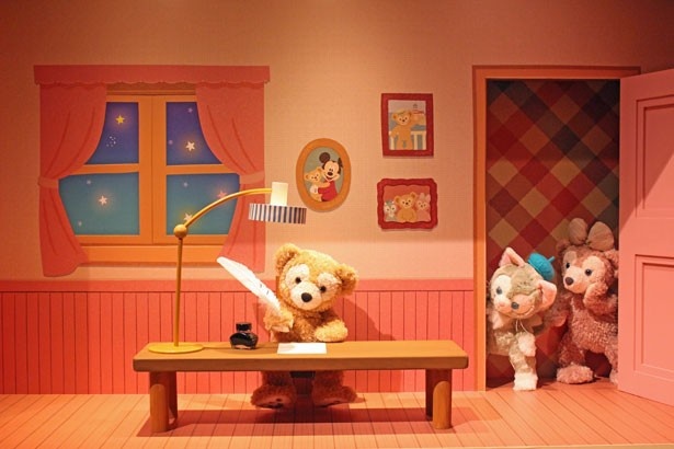 イベント会場に展示されたジオラマ。新しいお友だちが出来たことを手紙に記すダッフィー