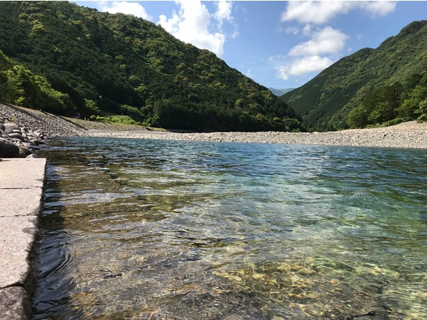 【写真】キャンプinn海山のリバーオートサイトの前を流れる銚子川。透明感抜群！