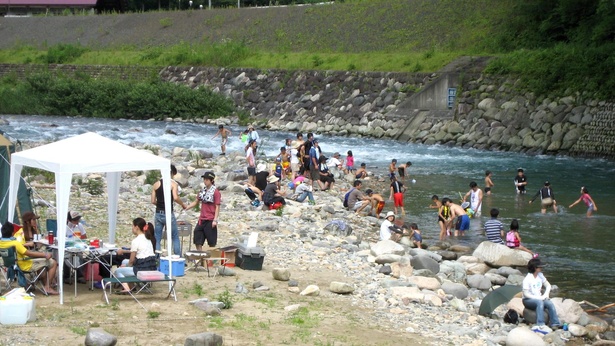 キャンプ場の目の前にある板取川では、水遊び、小魚キャッチングなどが楽しめる