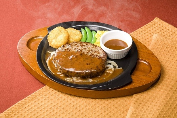 【写真を見る】「ビーフ100%超あらびきハンバーグ」(699円/通常799円)