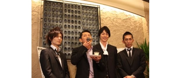 イケメン3人と並んで的場浩司さんがシュークリームをパクリ！