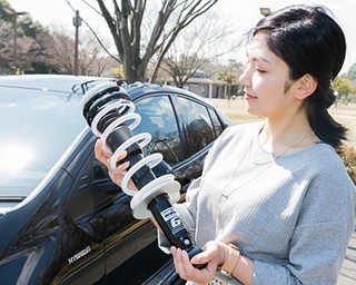 プリウスに“上質さ”を加える魔法の脚！美人女子大生がHKSのサスペンションを体験
