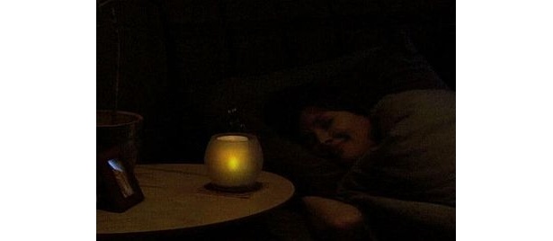 夜はベッドサイドに置けばほのかな灯りが心地よい　【ほか商品画像あり】