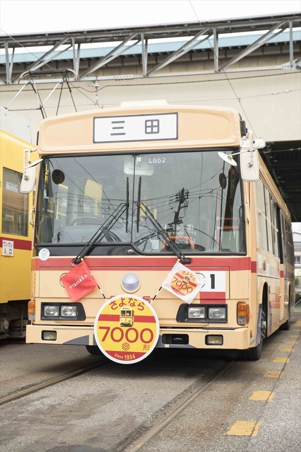 【写真を見る】「さよなら都電7000形記念ロゴ」と共に期間限定で東京・銀座から日本橋間を走行する記念バス