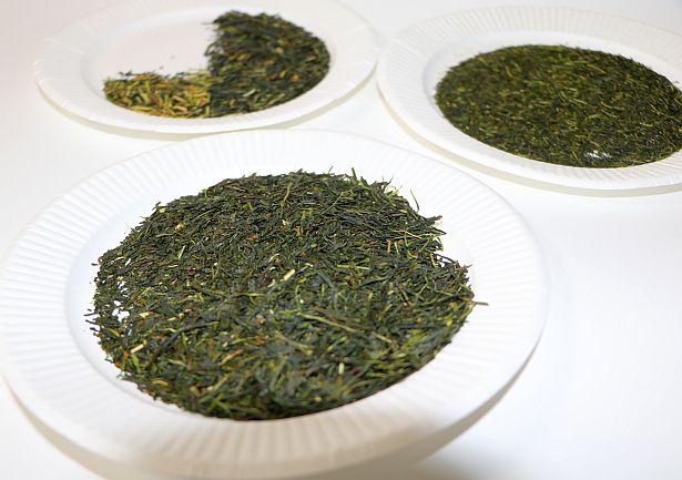 (手前から時計回り)「本茶」「茎茶」「粉茶」の3つに仕分けた