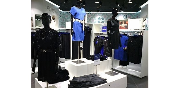 1Fにある｢Jimmy Choo for H＆M｣のレディスウェア販売スペース。中央の青いヤギ革のワンピースが2万9990円