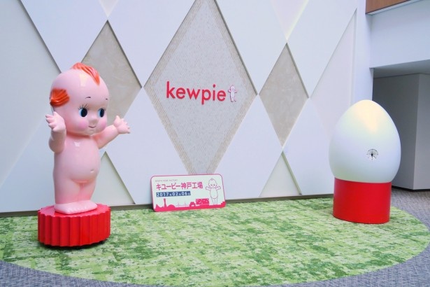 大きなキユーピー人形が出迎えてくれるエントランスホール