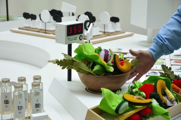 「おいしさテーブル」には1日に必要な野菜350グラムの重さを実感できる展示も