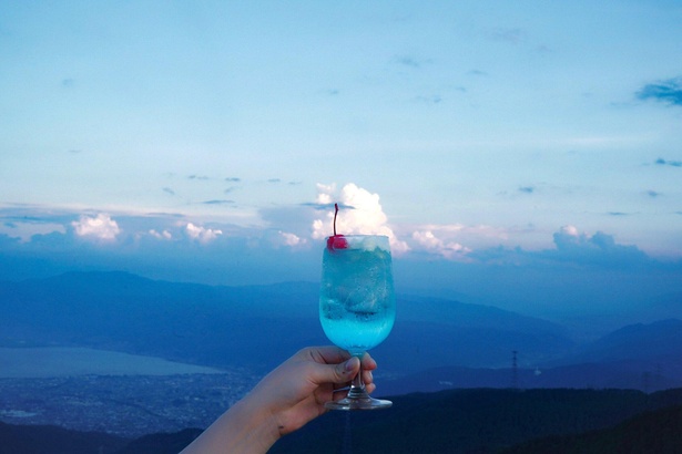 旅先で作った「夏雲クリームソーダ」。アイスクリームに見立てた雲がかわいい！