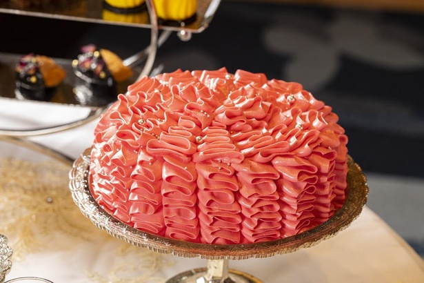 デザートビュッフェ&アフタヌーンティーセットメニュー内の1種「バラ色のアーティサンドレス」。ベイクドベリーチーズケーキとマスカルポーネムースの二層からなる。バラ風味のクリームのデコレーションがマリーアントワネットのドレスを彷彿とさせる