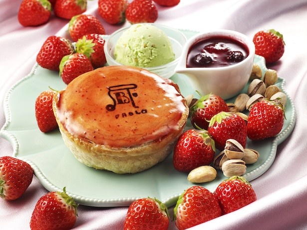 色鮮やかないちごのチーズタルトとベリーソース、ピスタチオの緑色が春めいた季節にふさわしい見た目にも華やかなカフェメニュー