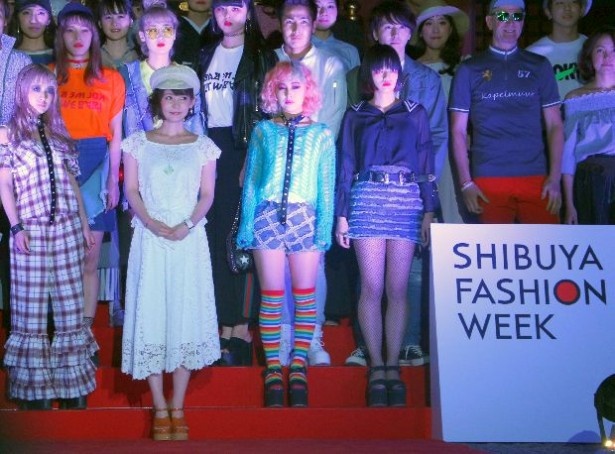 【写真を見る】中川翔子＆渋谷のショップ店員ら