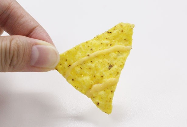 【写真を見る】クリスピーなトルティアチップスに、濃厚なチーズソースがマッチ！