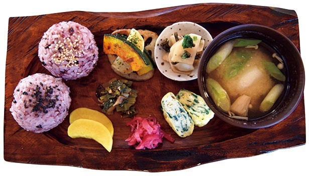 【写真を見る】「陶仙房 須栗平」では地元の食材を使った「古代米おにぎりプレート」(864円)が人気