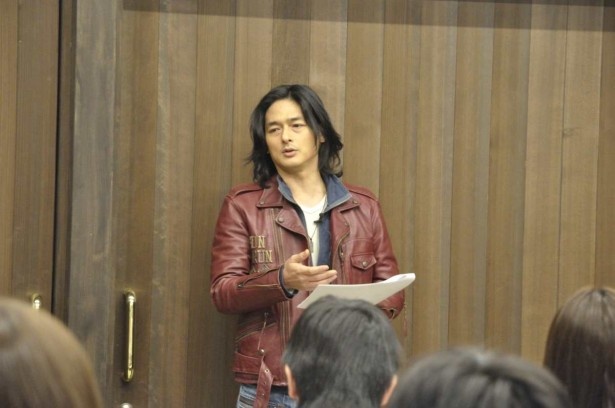 学生たちを前に、課外授業に臨むネイキッドの村松亮太郎代表