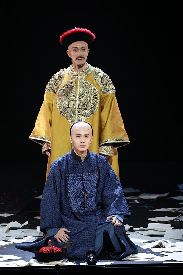 雍正帝(蔵之介)と雲南の若き地方官・オルク(中村蒼)