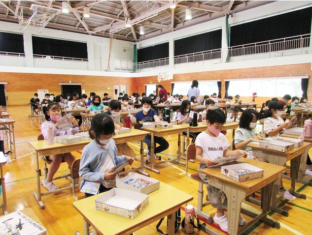 ガンプラを組み立てはじめる鬼怒川小学校の全児童79名。みんな真剣に、楽しみながら工作をしている