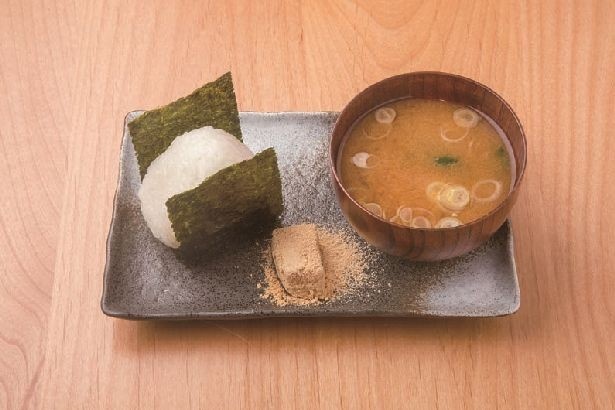 【写真を見る】モーニングサービスのおにぎ りセット！