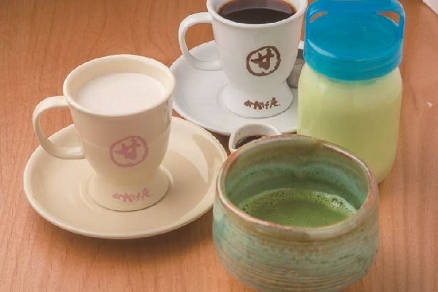 茶葉の名産地・愛知県西尾産の抹茶でたてたお抹茶(490円)など