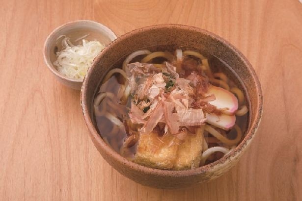 カツオ節などで丁寧にとった風味豊かなダシの味わいが楽しめるおうどん(640円)