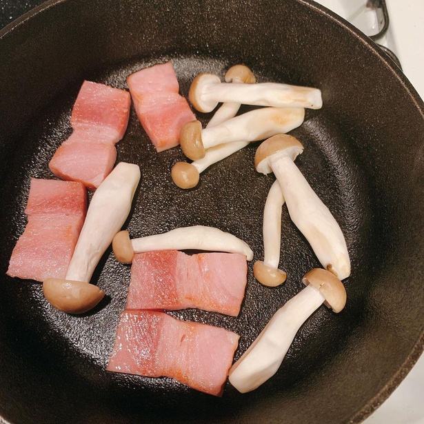 【カルボナーラ風リゾットの作り方】1. フライパンでベーコンとしめじを焼き色がつくまで炒める