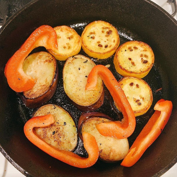 【夏野菜の無水キーマカレーの作り方】1. 野菜をカットし、オリーブオイルをひいたフライパンで焼く 2. 両面焼き目がついたら、フライパンから取り出し、皿などに置いておく