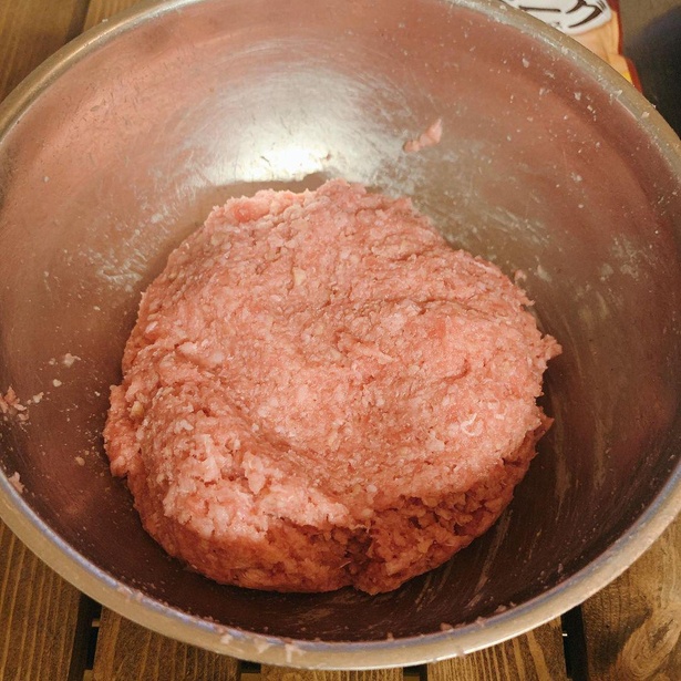 【丸ごとカマンベールチーズハンバーグの作り方】1. 合挽き肉にハンバーグの素を混ぜてしっかりこね、大きなハンバーグのタネを作る