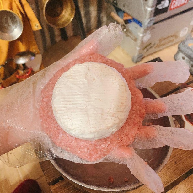 【丸ごとカマンベールチーズハンバーグの作り方】2. タネを半分に分け、それぞれ丸めて平たく叩いて伸ばす