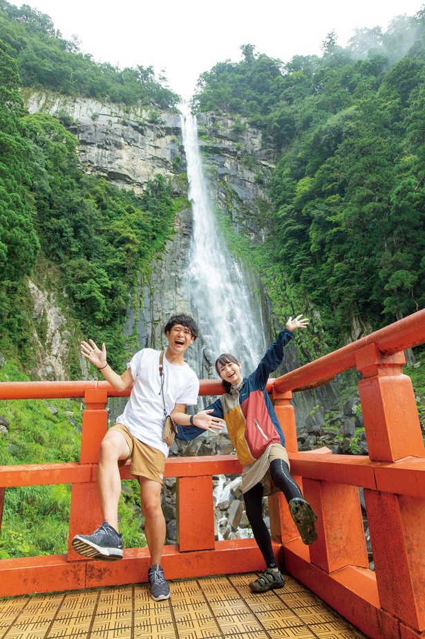 こんちゃん(左)とあーちゃん(右)による、写真家カップルYouTuberのとったび。「おふたりさま」和歌山旅では、大迫力の那智の滝に感動！