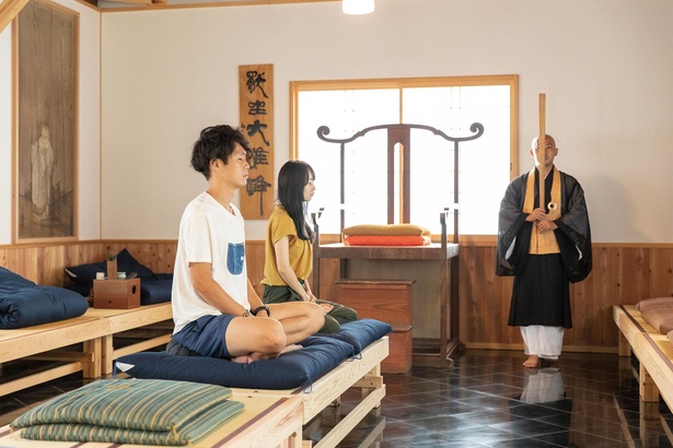 坐禅は姿勢を正して座り、ゆっくりとした呼吸で心の安定を図る禅宗の基本的な修行法／Temple Camp 大泰寺