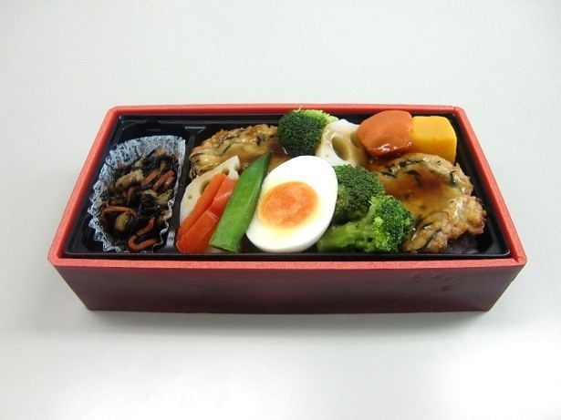 【写真を見る】「彩り弁当 豆腐バーグ重」(550円)