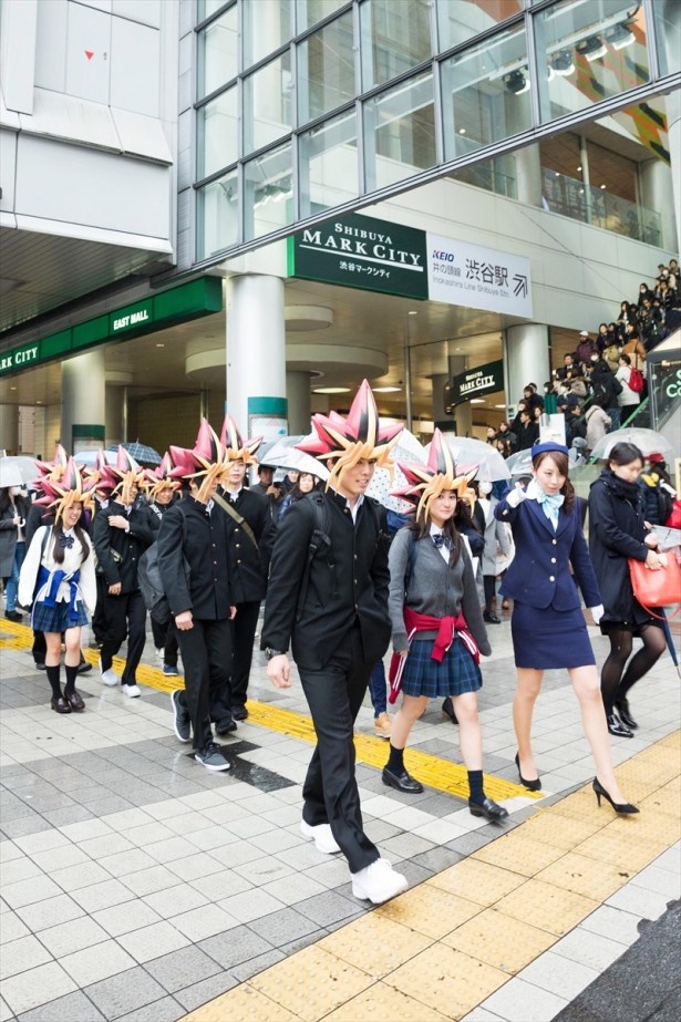 【写真を見る】東京・渋谷に闇遊戯にコスプレした学生たちが出没