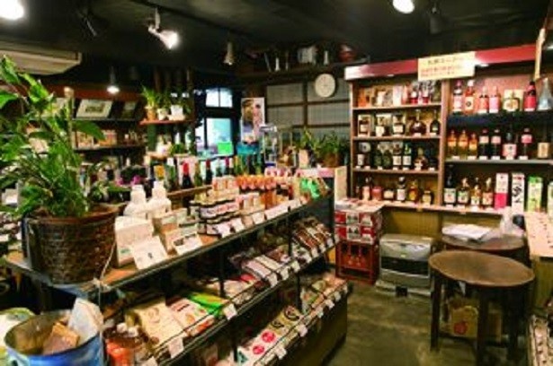 永文商店の店内では、全国の銘酒を販売