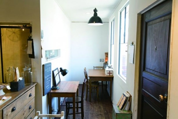 店内のアンティーク家具はHANG cafeのもの