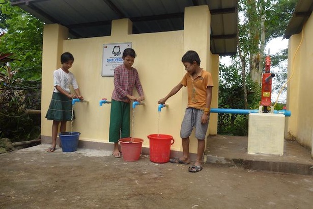 【写真】ミャンマーでの取り組み「命の水事業」の井戸建設も支援