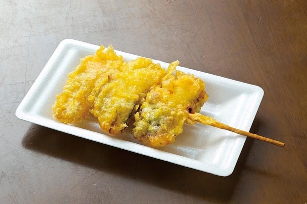 「たこくし」(250円)。地ダコを天ぷらにした人気メニューの一つ。揚げたてのタコは柔らかく、サクサクの衣との相性がたまらない/道の駅 あわじ 海千館