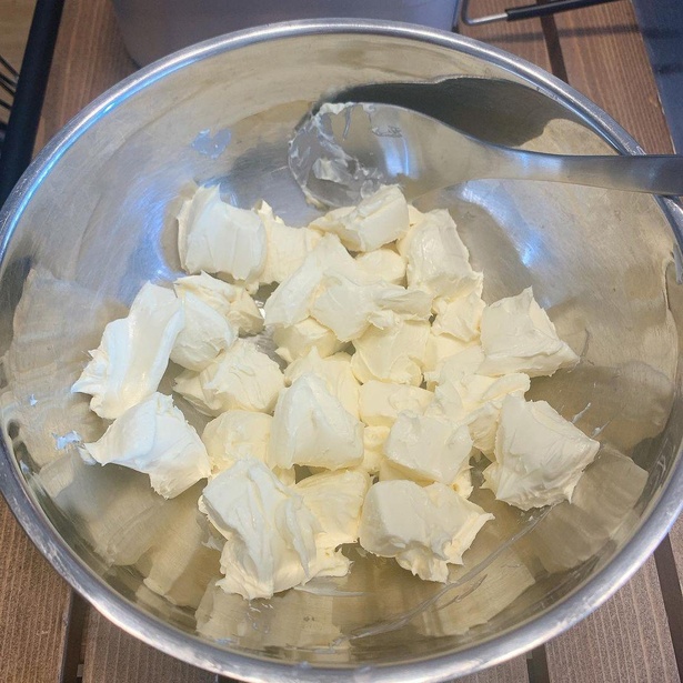 【メスティンバスクチーズケーキの作り方】1. 常温に戻したクリームチーズに、砂糖と卵を加えてよく混ぜる