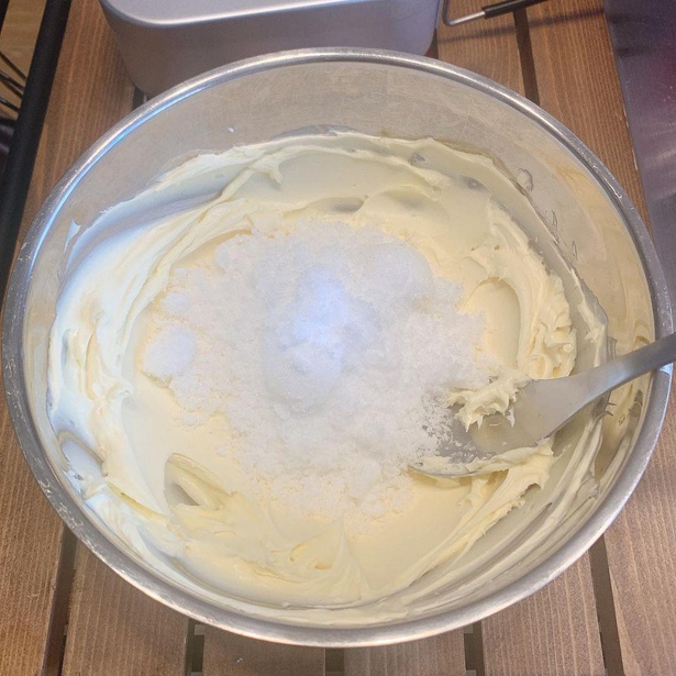 【メスティンバスクチーズケーキの作り方】1. 常温に戻したクリームチーズに、砂糖と卵を加えてよく混ぜる