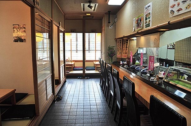 カウンター席のほか、店内には掘りごたつ式＆座敷の個室もあり、のんびりと料理が楽しめるのもうれしい/松葉寿司
