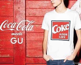 ”コカ・コーラ”の懐かしいロゴがシャツになって復活！コカ・コーラ×ジーユーの10周年コラボ企画！
