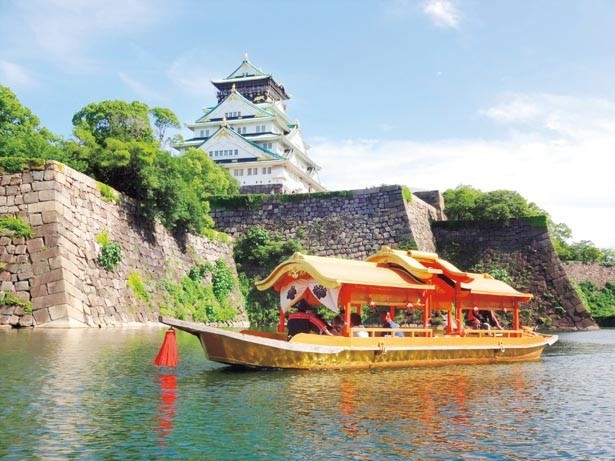 大阪城御座船。豊臣秀吉が持っていたとされる船を再現し、内濠を遊覧。水上から見上げる桜は、ひと味違う趣が/大阪城公園