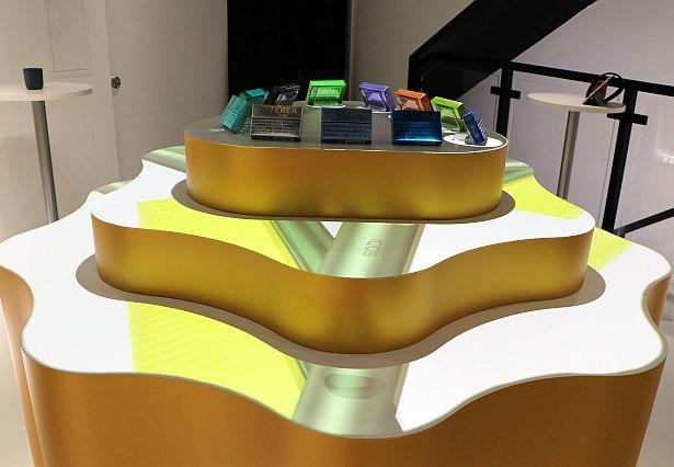 天井の“IQOS型”プロジェクションマッピングの装置からテーブルに映像が投影される