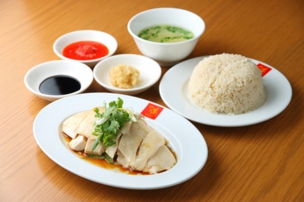 シンガポールNo.1チキンライスブランド「威南記海南鶏飯」から、日本人におなじみのシンガポール料理「ハイナンチキンライス」