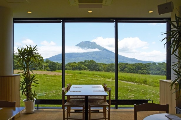 PRATIVO/大きな窓から羊蹄山が眺められる。このほか、ニセコエリアの絶景堪能スポットは……