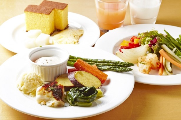 PRATIVO/ビュッフェに並ぶ野菜料理は毎日15種類以上という豊富さ