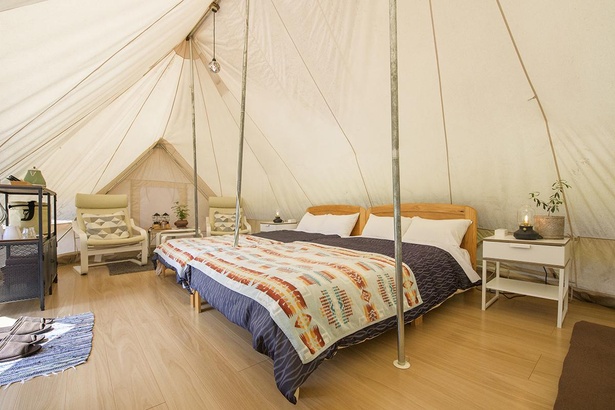 セミダブルサイズのベッドが2つ並んだ部屋は、テントの中というのを忘れさせてくれるほど快適