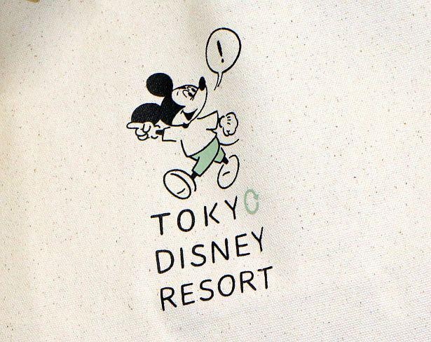 ミッキーマウスのポーズや、「TOKYO DISNEY RESORT」の2つめの「O」の文字デザイン、エクスクラメーションマークがポイント